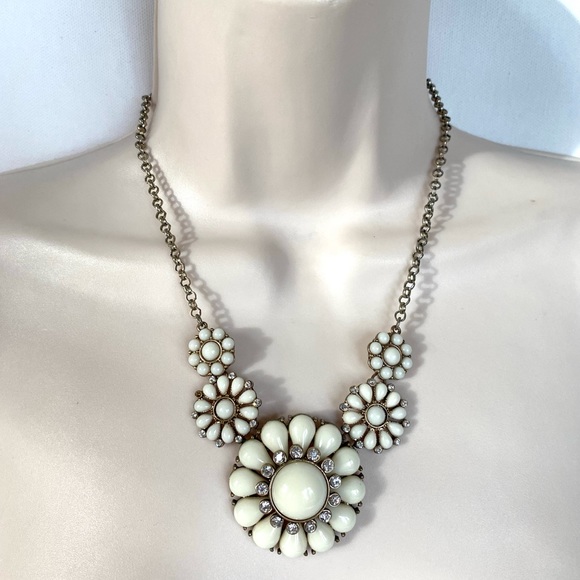 Jewelry - Statement necklace cream